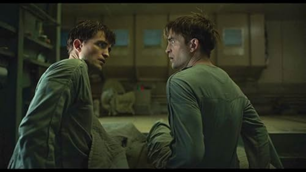 Robert Pattinson em uma cena do filme Mickey 17
