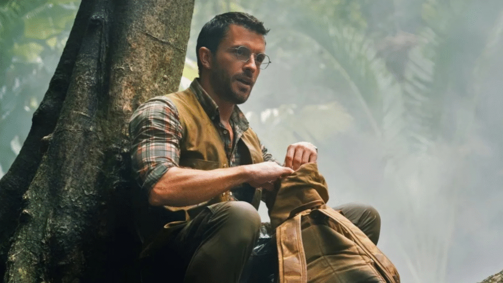 Jonathan Bailey em cena em Jurassic World: Recomeço