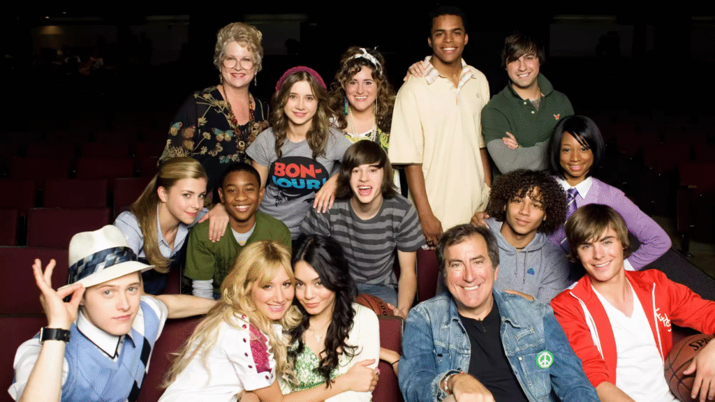 Diretor e Elenco de High School Musical no set do terceiro filme